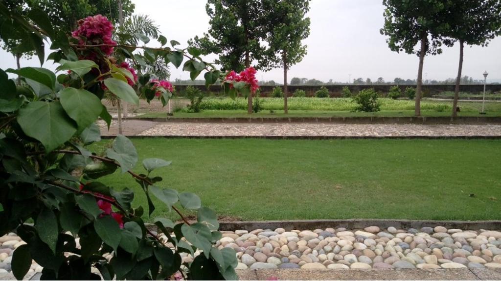 Hôtel Anand At The Satluj à Anandpur Sāhib Extérieur photo